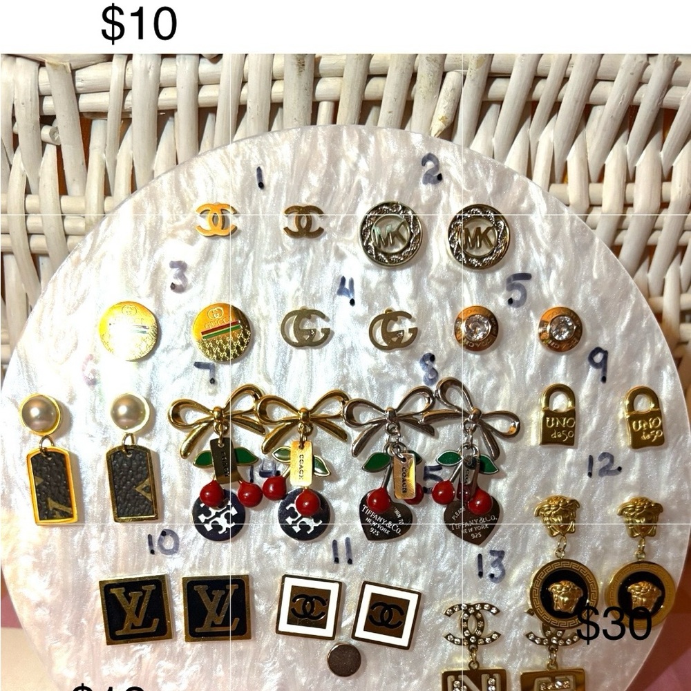 Elegant Gold and Black Earrings Set